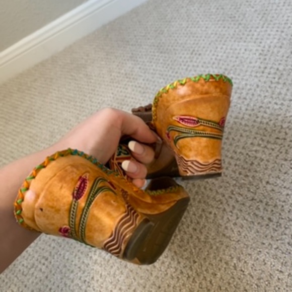 Elite by Corkys Hand-Painted Multi-Colored Leather Heeled Sandals Size 10 - Picture 9 of 10
